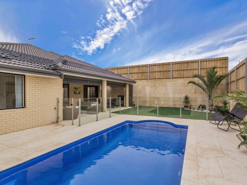 32 Jennerae Bend, Halls Head WA 6210