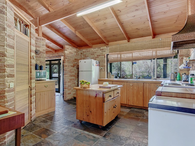 205 Woodland Parade, Stake Hill WA 6181