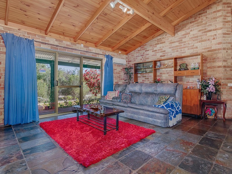 205 Woodland Parade, Stake Hill WA 6181