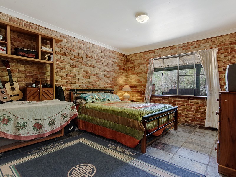 205 Woodland Parade, Stake Hill WA 6181