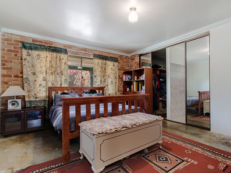 205 Woodland Parade, Stake Hill WA 6181