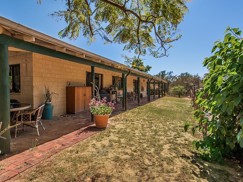 205 Woodland Parade, Stake Hill WA 6181