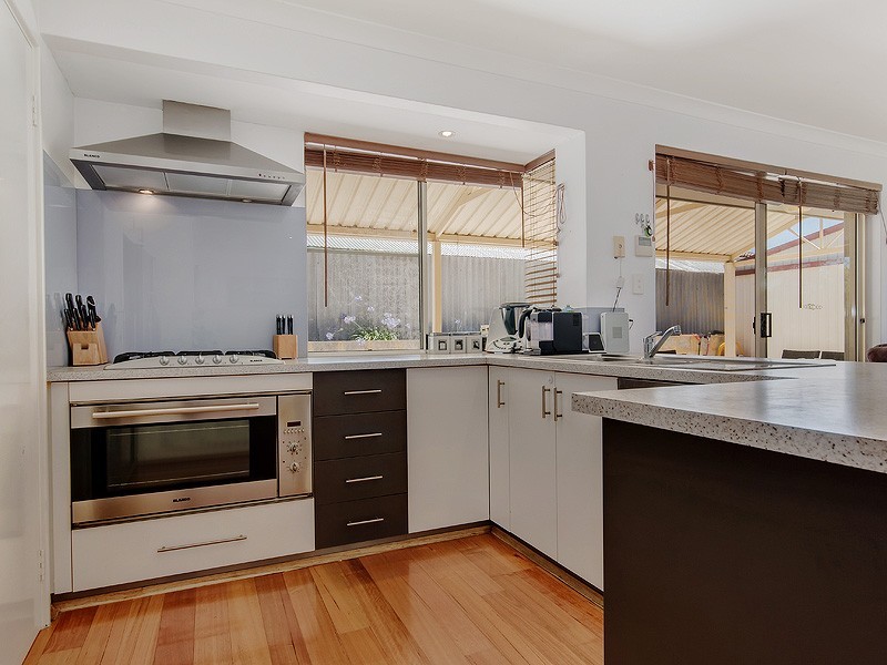 4 Tarata Close, Halls Head WA 6210