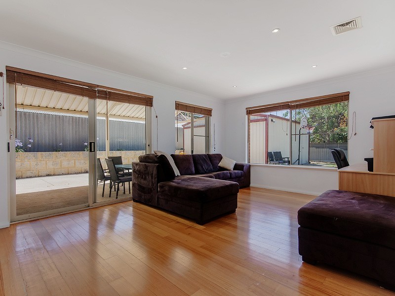 4 Tarata Close, Halls Head WA 6210