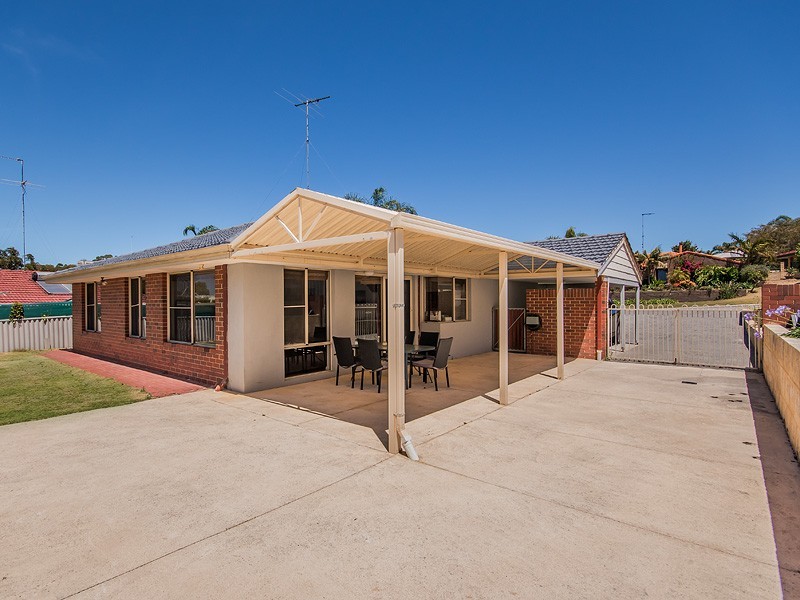 4 Tarata Close, Halls Head WA 6210