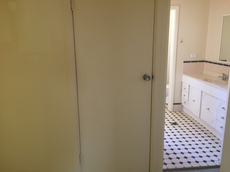 24 Napier Street, Goolgowi NSW 2652