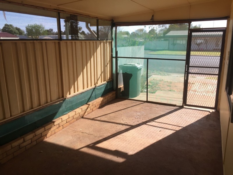 24 Napier Street, Goolgowi NSW 2652