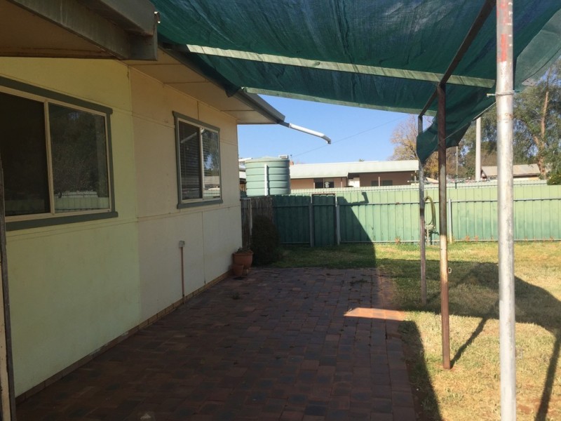 24 Napier Street, Goolgowi NSW 2652