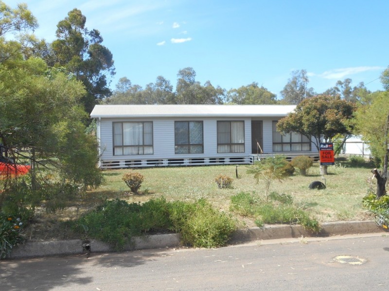 13 Florence Street, Hillston NSW 2675
