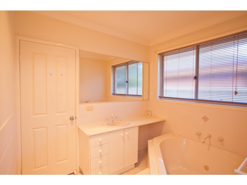 24 Albion Grove Drive, Griffith NSW 2680