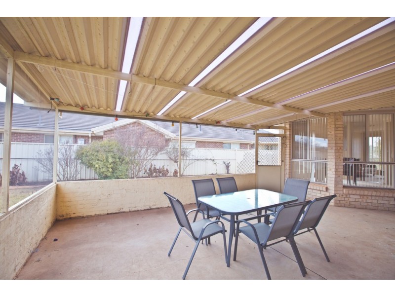 24 Albion Grove Drive, Griffith NSW 2680