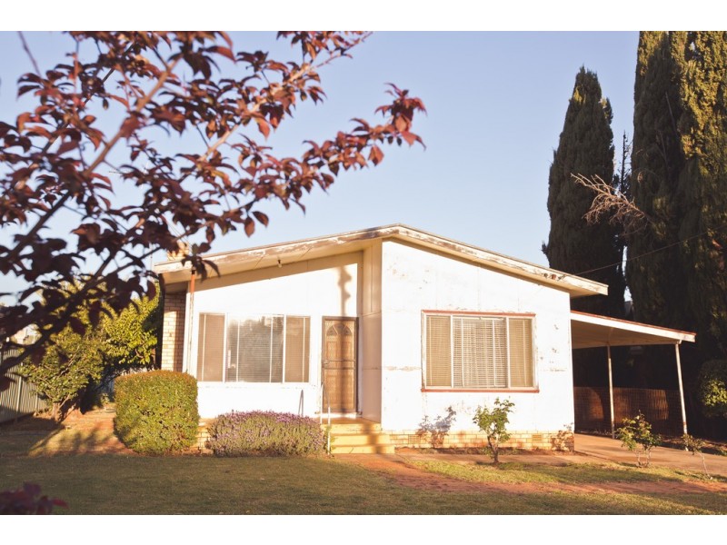 9 Ross Crescent, Griffith NSW 2680
