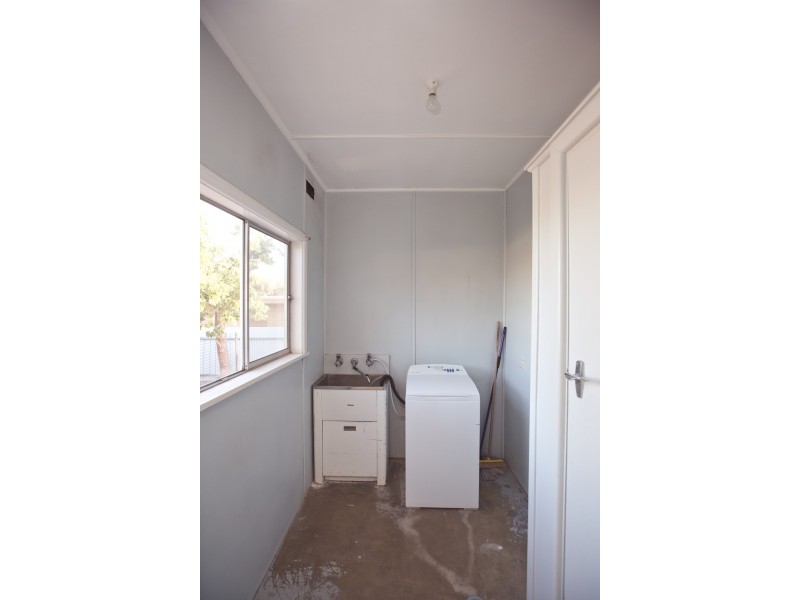 9 Ross Crescent, Griffith NSW 2680