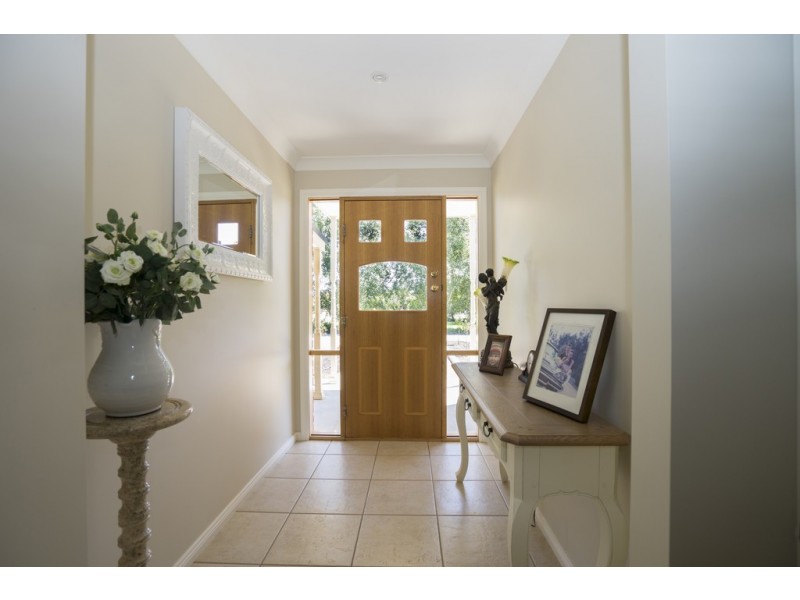 18 Bella Vista Drive, Lake Wyangan NSW 2680