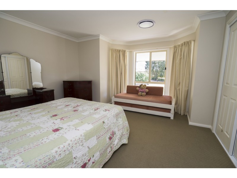 18 Bella Vista Drive, Lake Wyangan NSW 2680