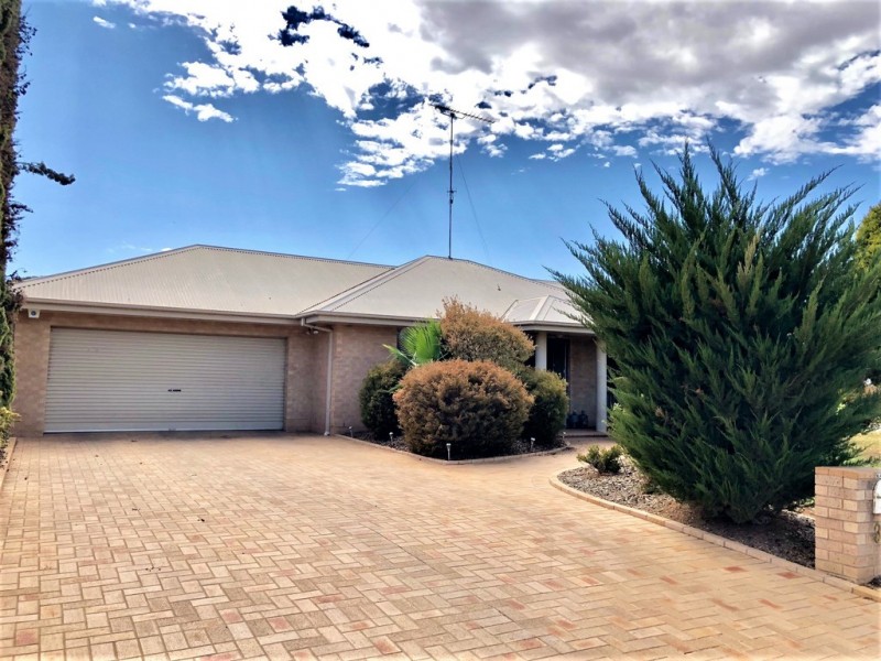 36 Dunvarleigh Crescent, Griffith NSW 2680