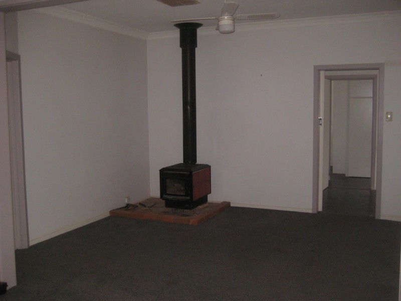 16 Zara Street, Goolgowi NSW 2652