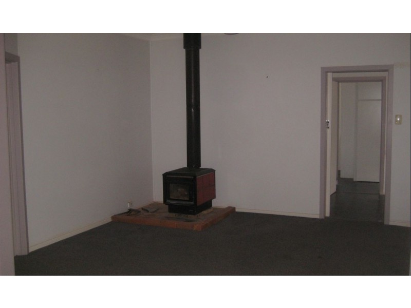 16 Zara Street, Goolgowi NSW 2652