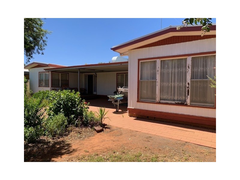 32 Moore Street, Hillston NSW 2675