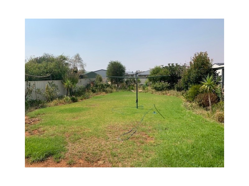 32 Moore Street, Hillston NSW 2675