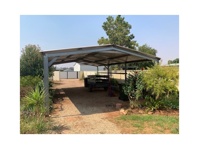 32 Moore Street, Hillston NSW 2675