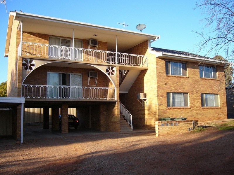 2/127 KOOKORA ST, Griffith NSW 2680