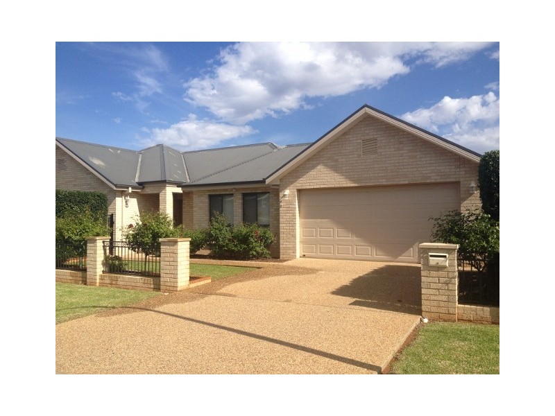 2 SALVANZA CRES, Griffith NSW 2680
