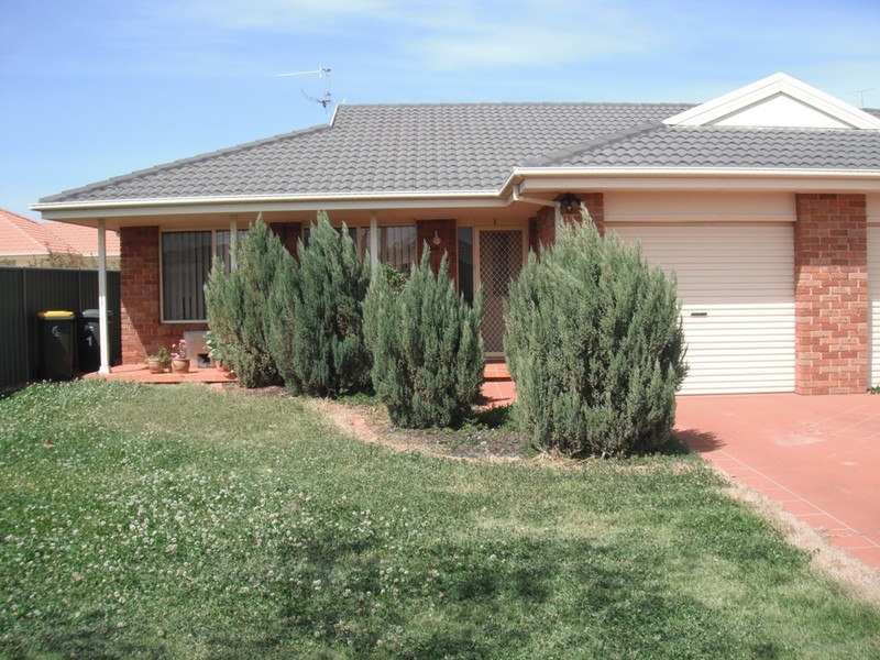 1/32 DICKSON ROAD, Griffith NSW 2680