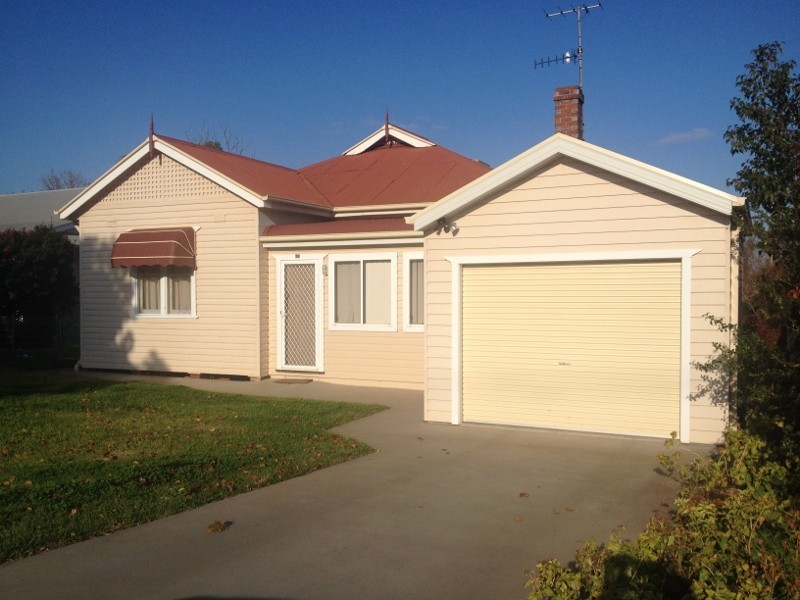 18 NOOREBAR AVE, Griffith NSW 2680