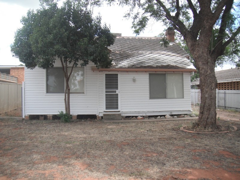 235 WAKADEN STREET, Griffith NSW 2680
