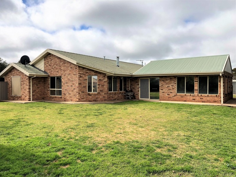 13 Hillview Place, Leeton NSW 2705