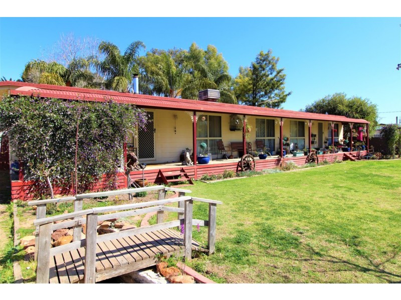 6 Campbell Street, Darlington Point NSW 2706