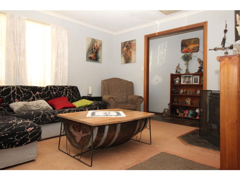 6 Campbell Street, Darlington Point NSW 2706