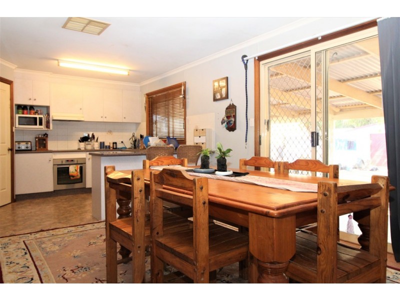 6 Campbell Street, Darlington Point NSW 2706