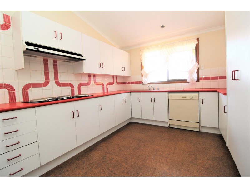 42 Doolan Cres, Griffith NSW 2680