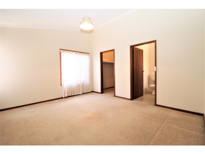 42 Doolan Cres, Griffith NSW 2680