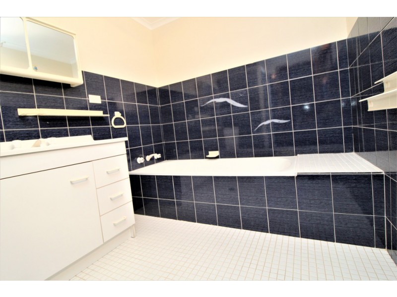 42 Doolan Cres, Griffith NSW 2680