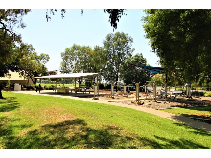 42 Doolan Cres, Griffith NSW 2680