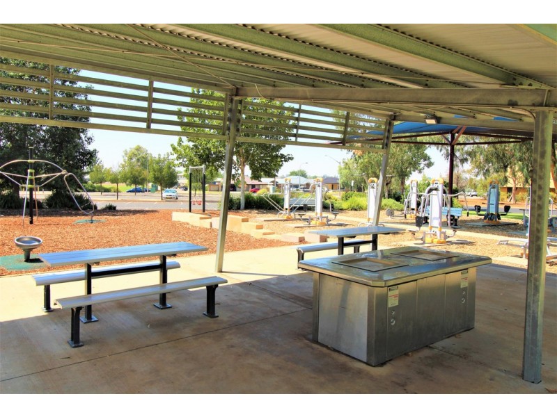 42 Doolan Cres, Griffith NSW 2680