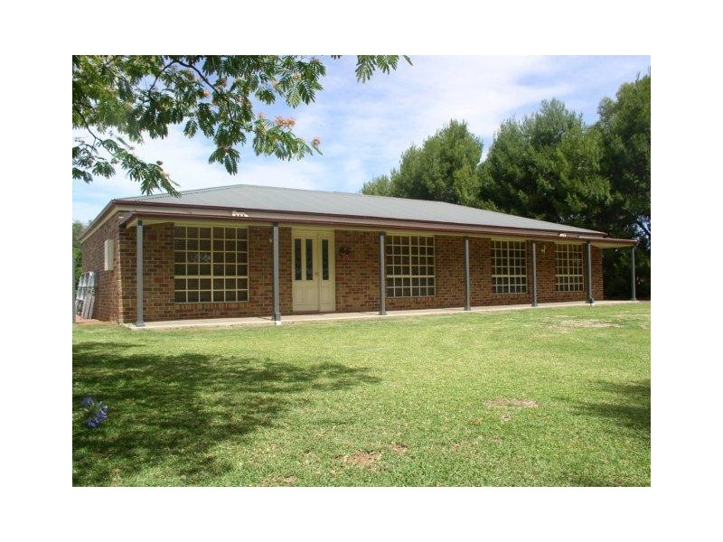 100-104 Cowper Street, Hillston NSW 2675