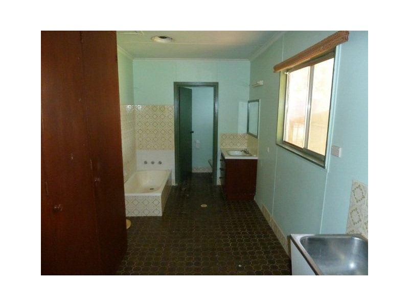 32 Napier Street, Goolgowi NSW 2652