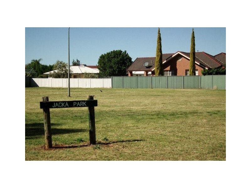 7 Robrick Close, Griffith NSW 2680