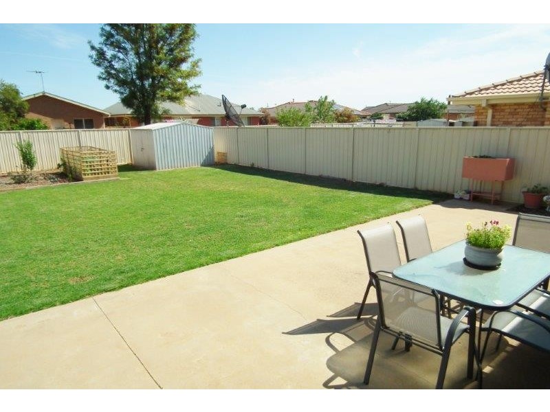 14 Wyvern Crescent, Griffith NSW 2680