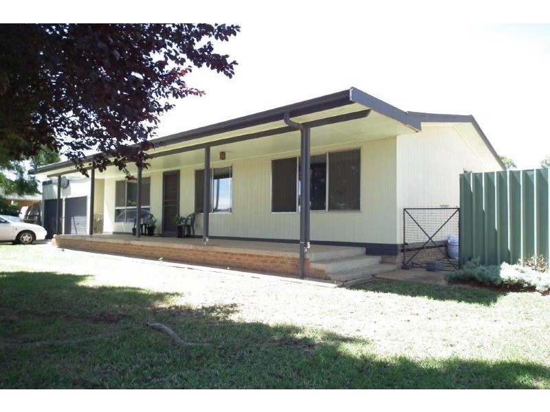 6 Johnson Place, Griffith NSW 2680