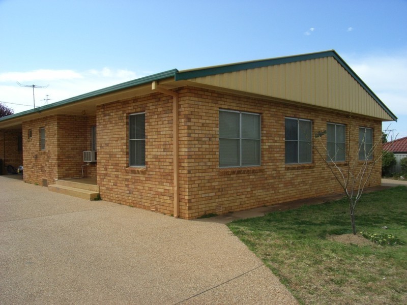 2/20 WILLANDRA AVENUE, Griffith NSW 2680