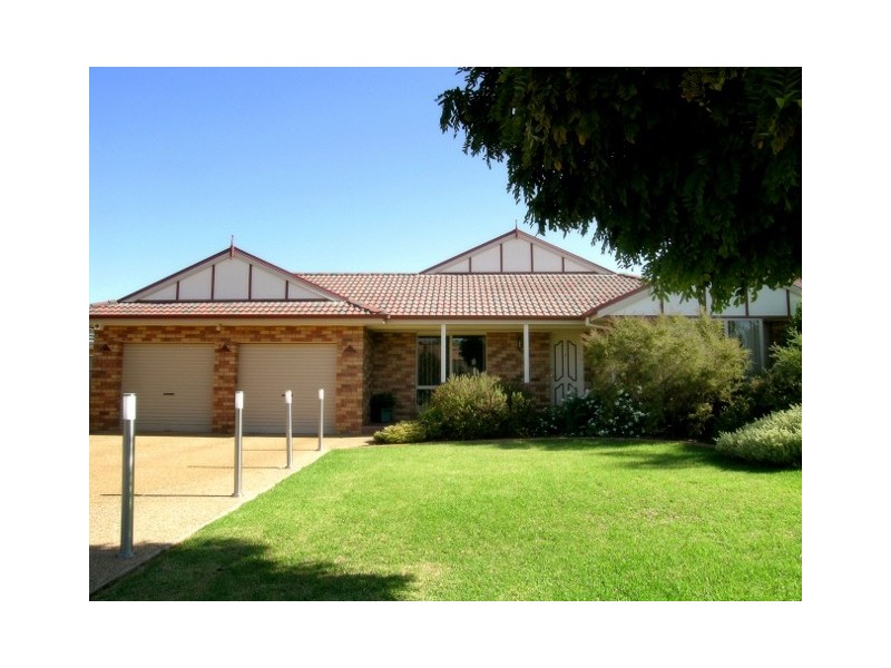 8 POWYS PLACE, Griffith NSW 2680