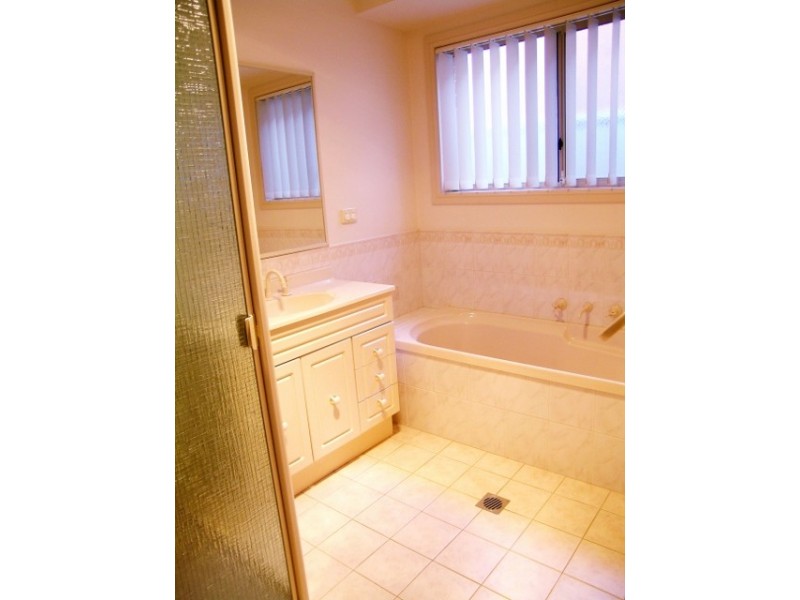 8 POWYS PLACE, Griffith NSW 2680