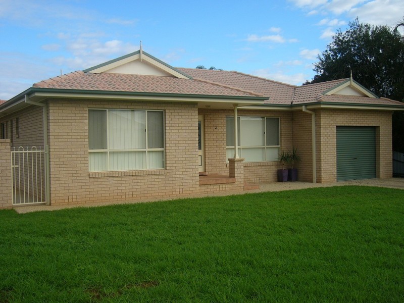 2 CLUB STREET, Hanwood NSW 2680