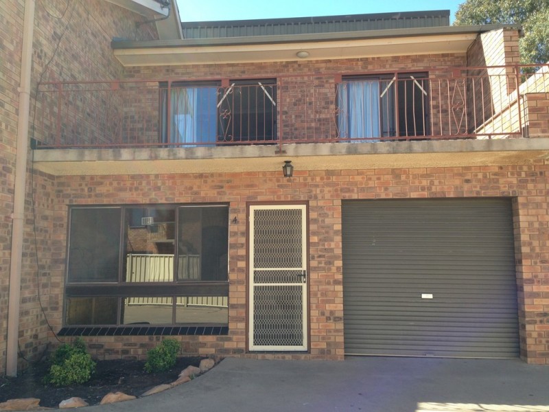 4/230 WAKADEN STREET, Griffith NSW 2680