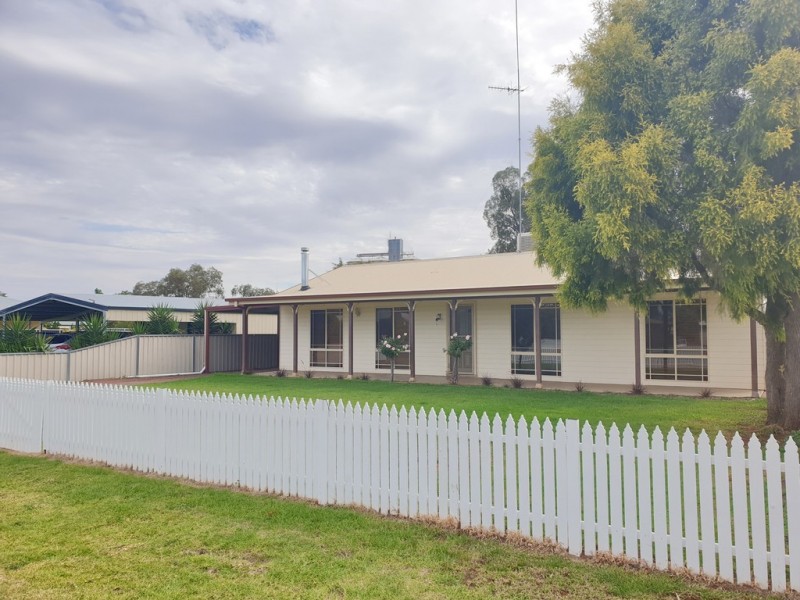 9 Burns Street, Hillston NSW 2675